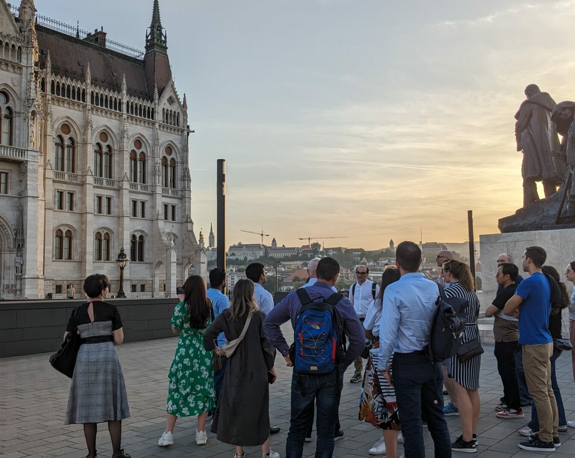 Joint walking tour to the parliament